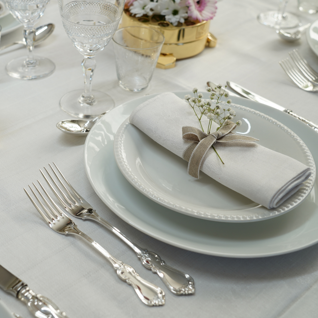 Närbild på bröllpsdukning med silverbesticket Gammal