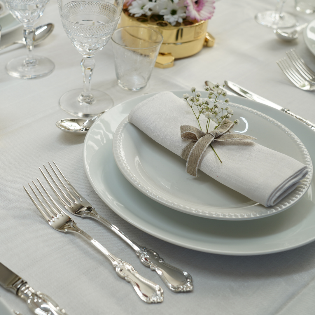 Närbild på bröllpsdukning med silverbesticket Gammal