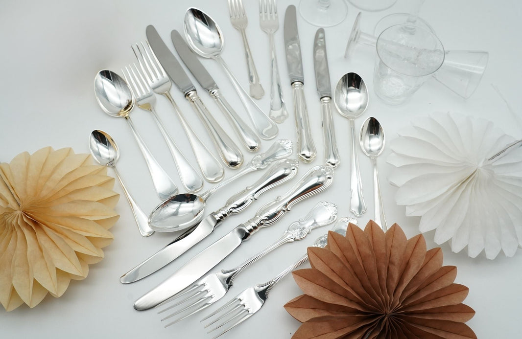 Olika silverbestick placerade på ett dukat bord från Eskilstuna Matsilver
