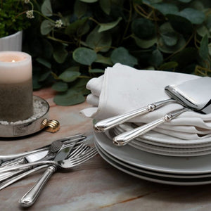 Flera Silverbestick med en bakgrund av gröna växter